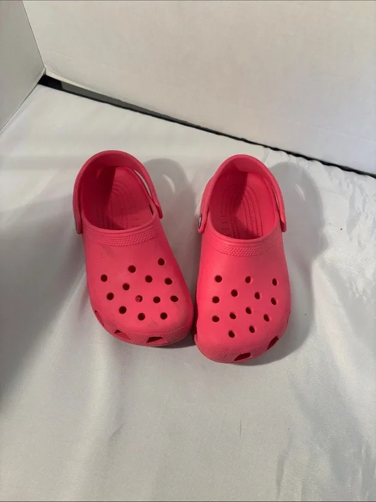 CROCS Kids Classic Clog in Bright Pink