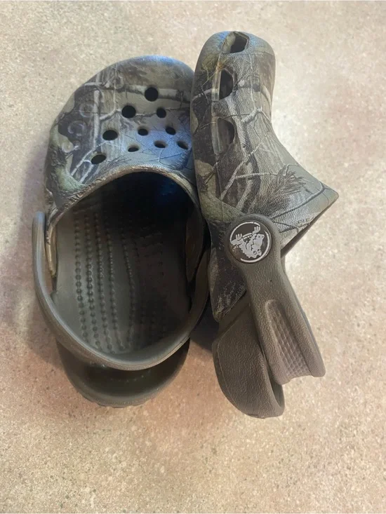 CROCS Kids Clog in Brown/Green Camo