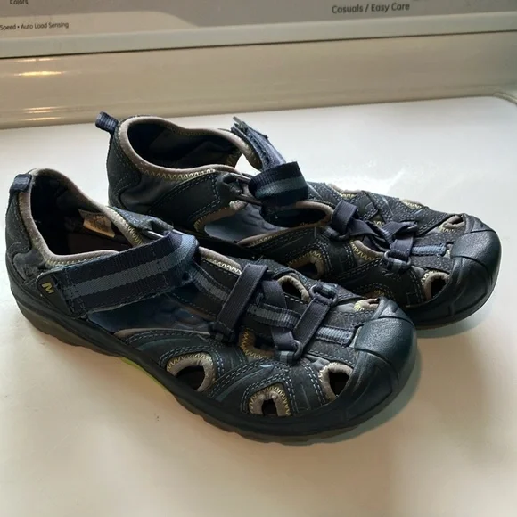 Merrell size 4 Kids Closed-Toe Sport Sandals - Gray/Navy waterproof