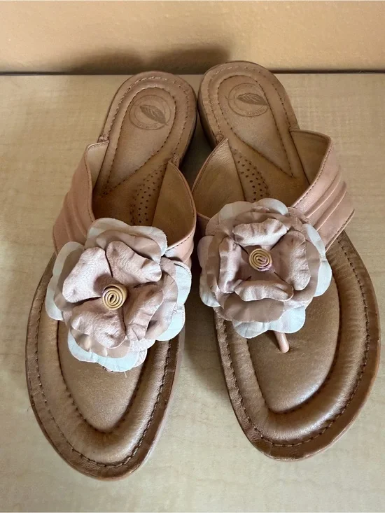 🌼Nurture Tan Leather Floral Thong Comfortable Cushioned Sandals Size 7.5