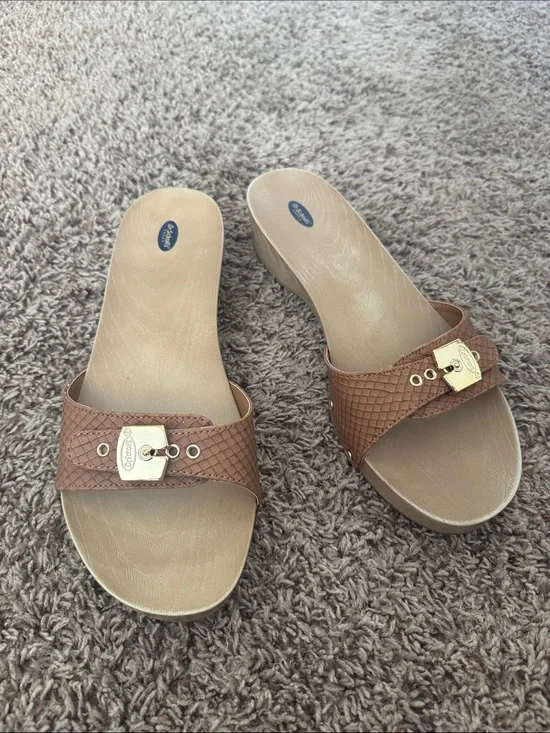 Dr. Scholl's Classic Snake Embossed Sandal in Saddle Tan