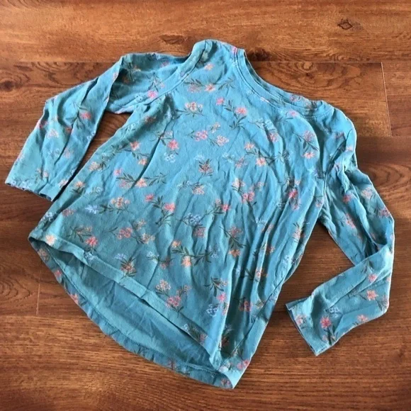 Old Navy Green floral softest tee Long sleeve in size S (6-7)
