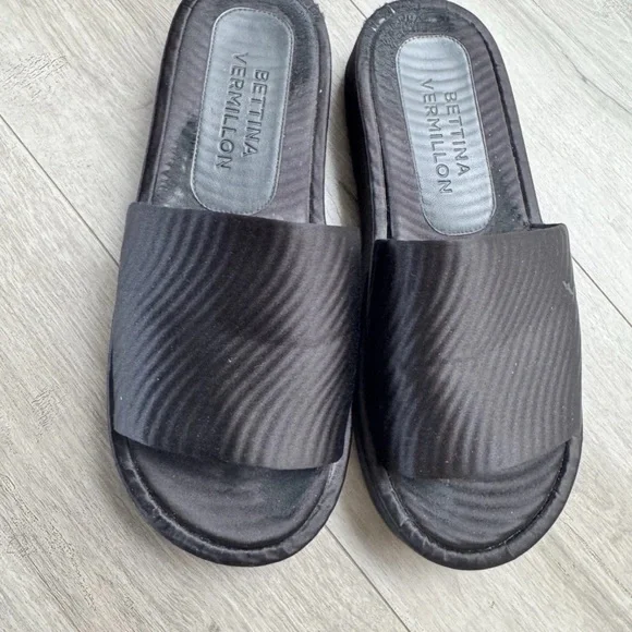 bettina vermillon Black Slides Sandals Size 8