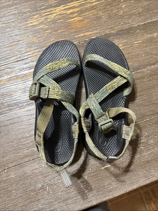 Youth chacos size 6