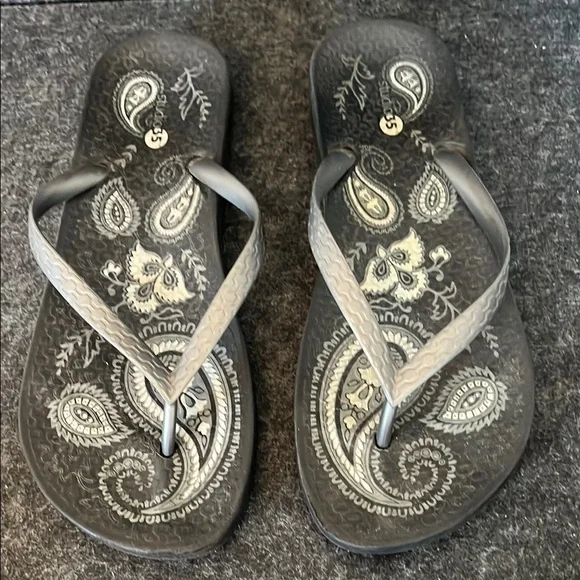 STUDIO 35 Stylish Black Flip-Flops for Women Size‎ 7/8