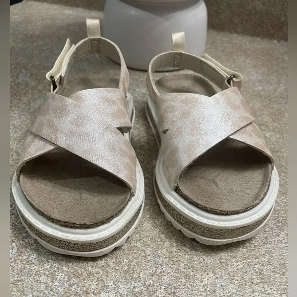 Beautiful sandals for girl size 7 (baby)