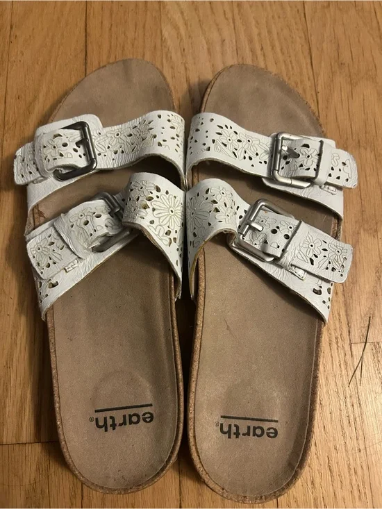 Earth women’s sandals size 9.5