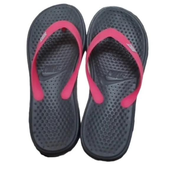 Nike flip flops size 1 black pink