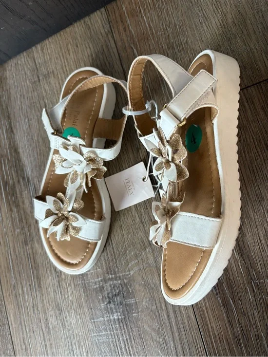 NWT 4Y White Floral girls Sandals