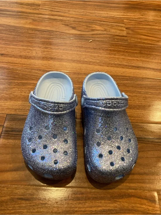 Crocs youth girls SZ J1 sparkly purple clogs with backstrap.