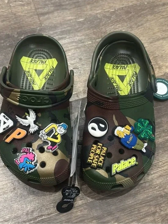 PALACE Kids' Camo Slip-On Clogs with Charms - Green/Brown