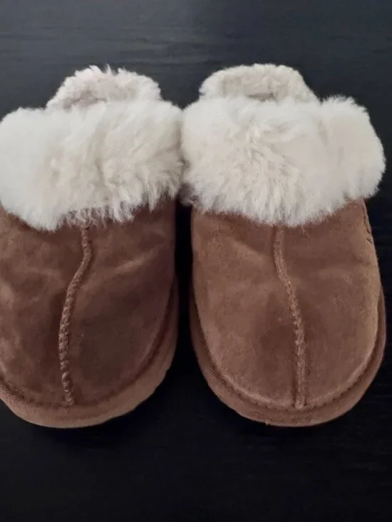 UGG Scuffette II Girls Chestnut Suede Sheepskin Slippers, Size 4,Great Condition