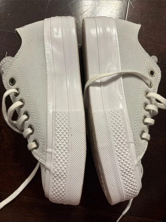 Women’s Converse Low Top Sneakers in Light Gray