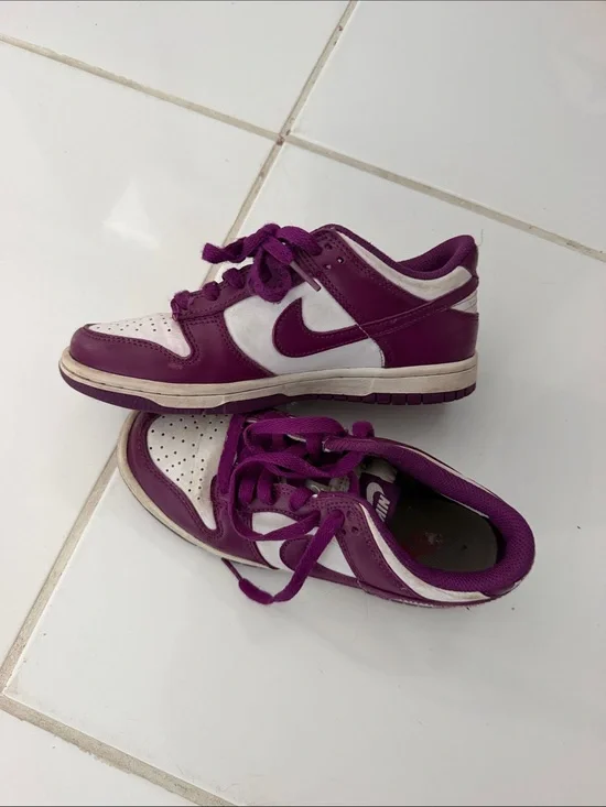 Nike Kids Low-Top Sneakers in Purple and White