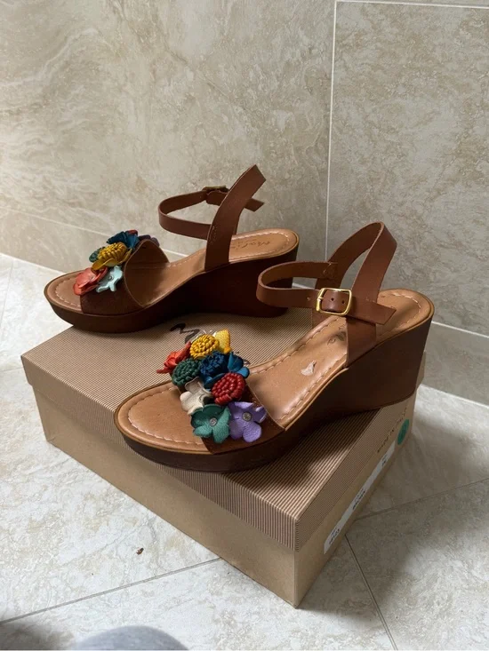 Mariella brown leather wedges with colorful floral embellishments #floral #embe