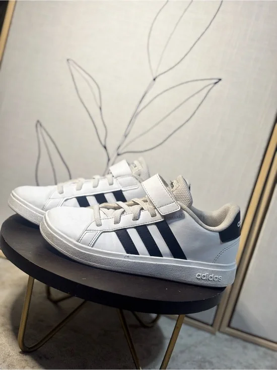 adidas Kids White and Black Low-Top Sneakers