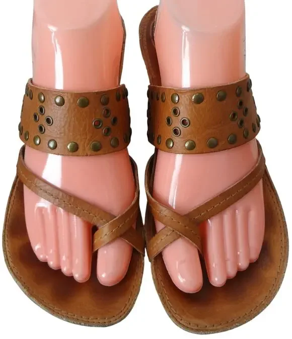 Vintage Y2K Gianni Bini Isabel 8.5 Tan Studded Wedge Sandals Toe Loop Slip On