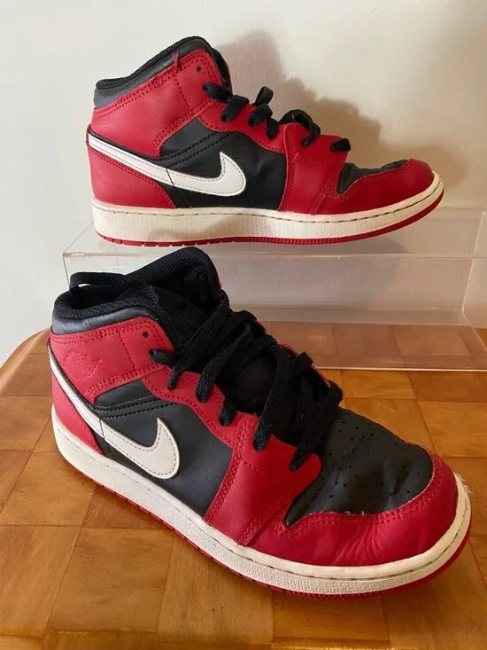 Air Jordan 1 Mid Chicago Black Toe Sneakers Youth Size 5.5Y Red/Black/White