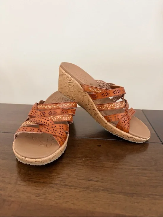Women’s Skechers Luxe Foam Tan Leather Wedge Sandals - Sz 8. Worn twice.