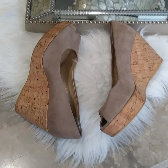 Stuart Weitzman woman's nude open toe wedge sandals shoes size 9.5M
