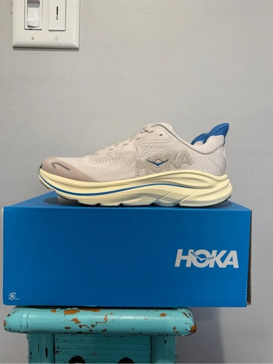 NEW HOKA CLIFTON 10 BIG KIDS Size 5