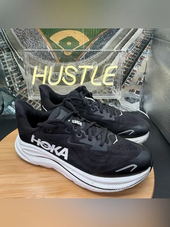 Hoka Clifton 10 Big Kids Athletic Shoes Black/White Size 7MD