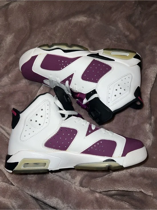 Air Jordan Retro 6 GS High Top Sneaker White/Purple/Black 6.5Y 543390-127