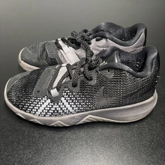 Nike Kyrie Flytrap Boys Basketball Shoes Sneakers Black Gray AH3497-011 Sz 13.5C