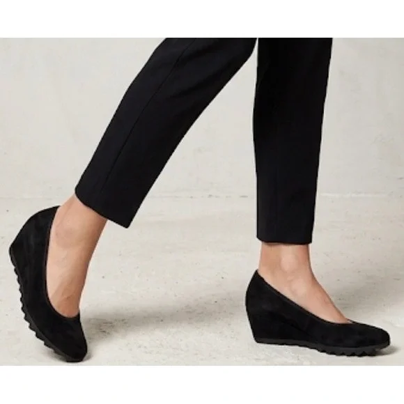 Gabor Sacchetto Black Suede Wedge Pumps Round Toe Scalloped‎ Sole Shoes 9.5