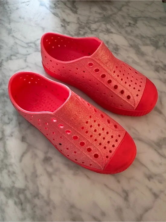 Native Jefferson girls Glitter Slip-On Water Shoes in Bright Pink size C11