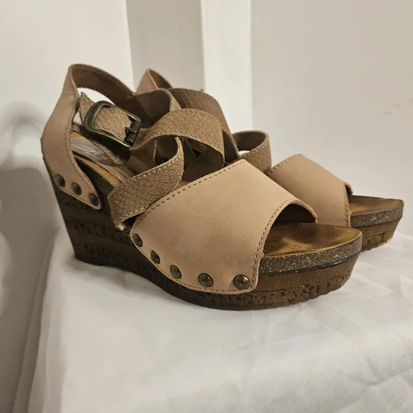 Sbicca Kiana Vintage Collection Boho Wedge Sandals Tan With Rivot Details Size10