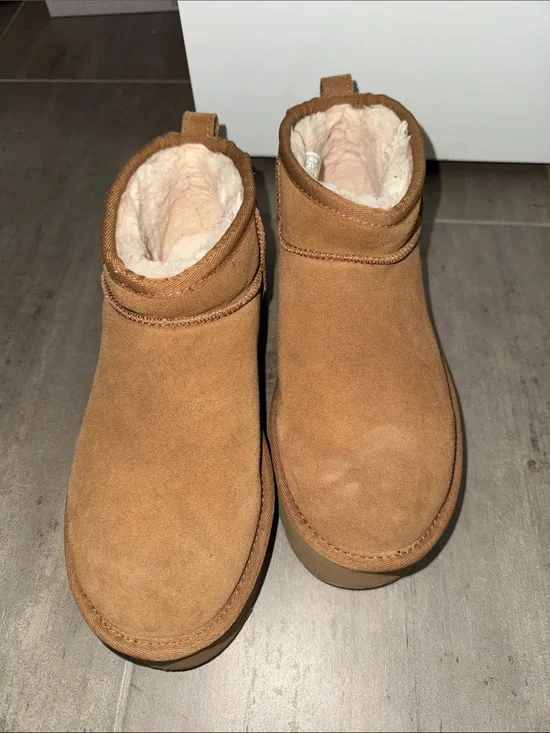 Womena UGG platform boot