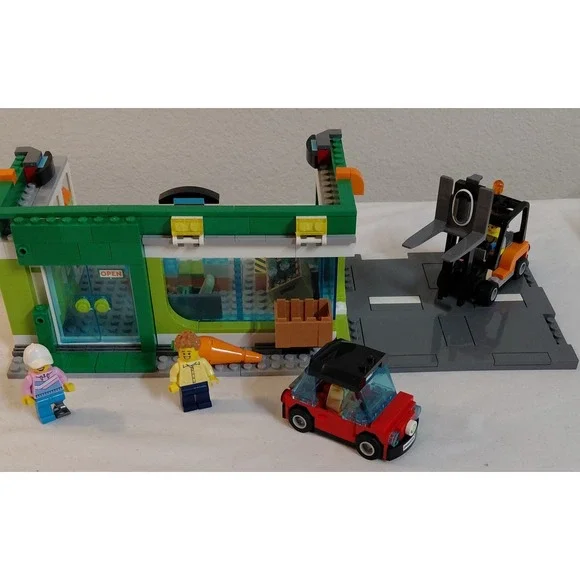 LEGO City Grocery Store 60347 - Nearly Complete - AS-IS / PARTS - 4 Figures