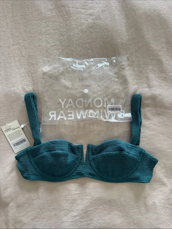 NWT Monday Swimwear Clovelly Top Ocean Green Crinkle Underwire Bikini Size L