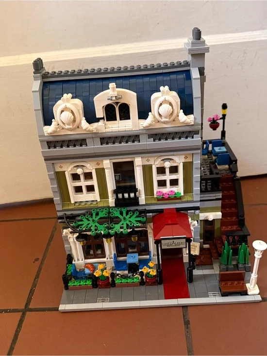 LEGO Creator Expert Parisian Restaurant Modular Building - Blue and White