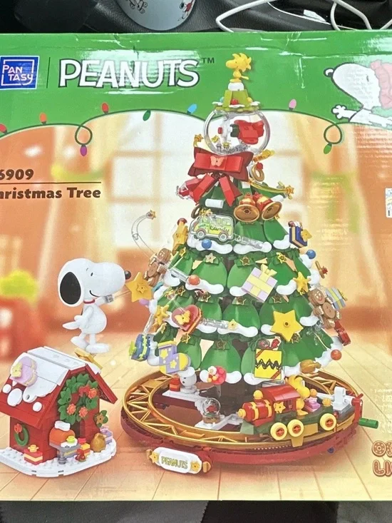 Snoopy the Christmas Tree Pantasy Peanuts Figure Building Set
