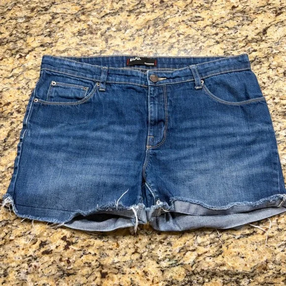 BDG Boyfriend Denim Shorts Medium Wash Blue Cut‎ Off Frayed Hem Womens Size 31