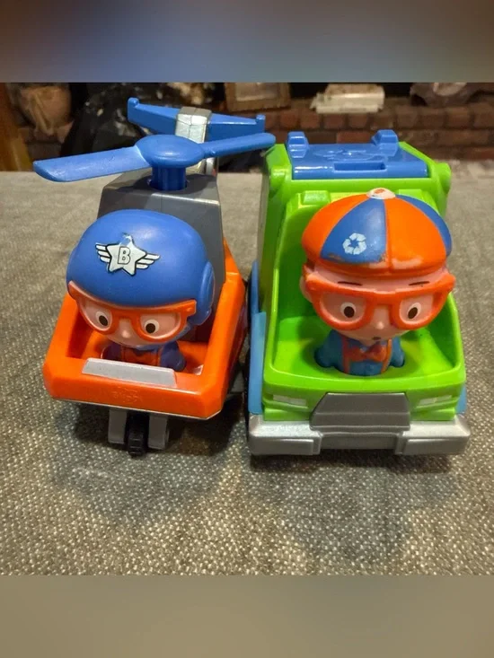 Kids Vehicle Playset with Blue and Orange Characters