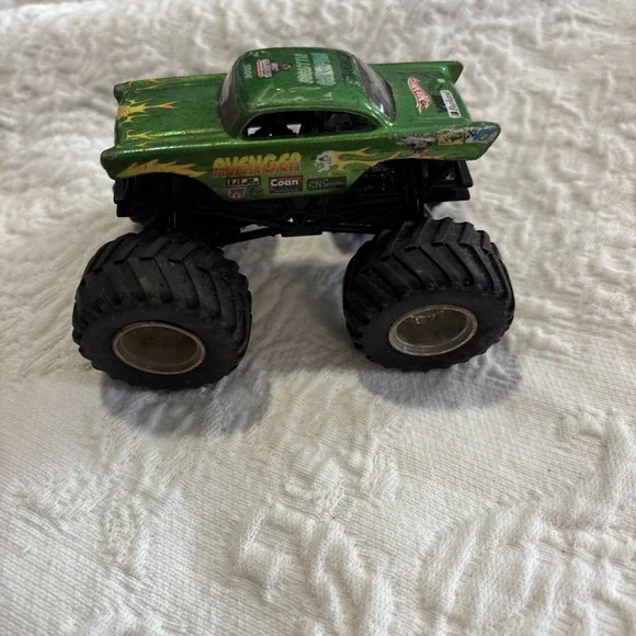 Hot Wheels Monster Jam '57 Chevy Avenger Monster Green Truck Scale 1:64