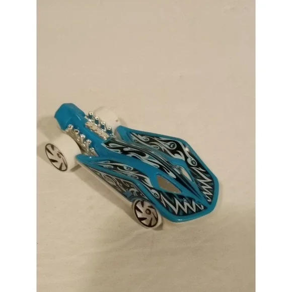 Hot Wheels Super Stinger Blue Tribal Flames Chrome Engine FJX42 2017 Mattel