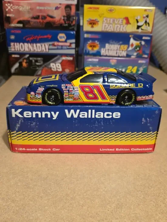 Kenny Wallace 81 Square D 1997 Thunderbird 1:24 Diecast Bank Nascar Action