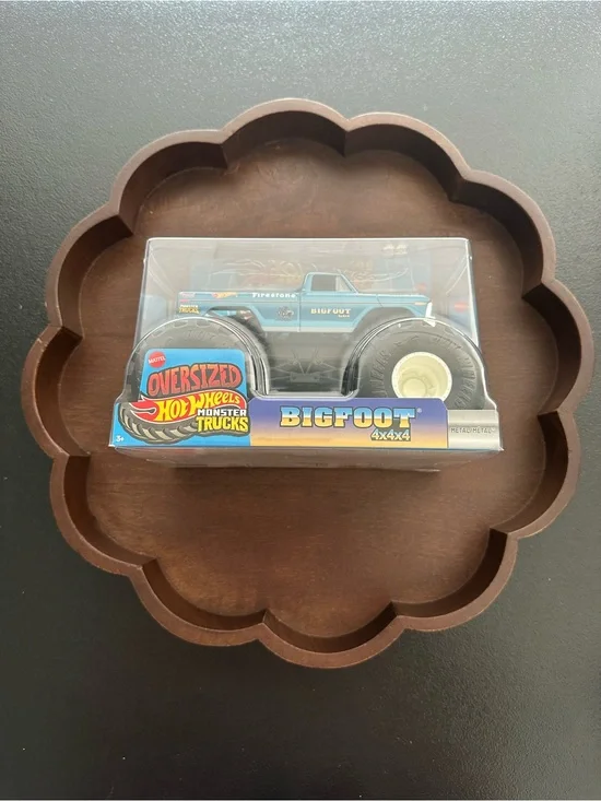 Oversized Hot Wheels Monster Trucks ~ Bigfoot 4x4x4