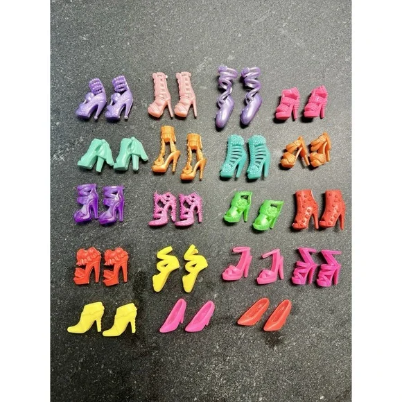 Lot of 19 Pairs Fashion Doll Shoes – Barbie / Bratz Style Accessories‎