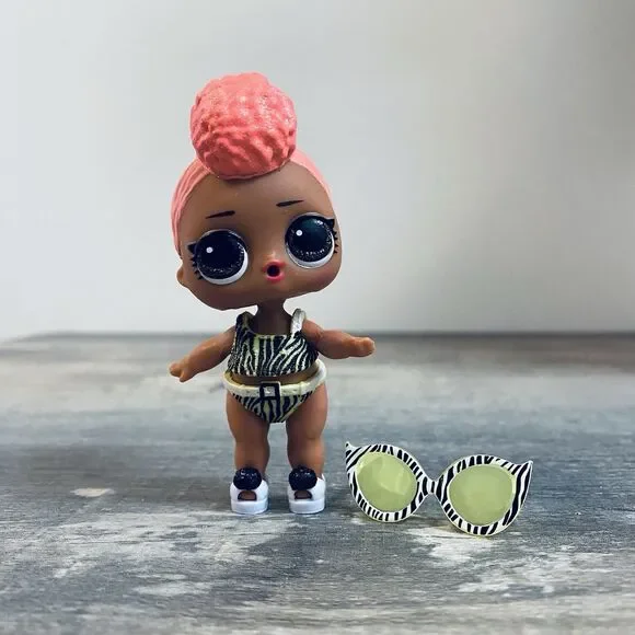 LOL Surprise! Dolls Lights Glitter Yacht B.B. With Outfit Glows Under Blacklight