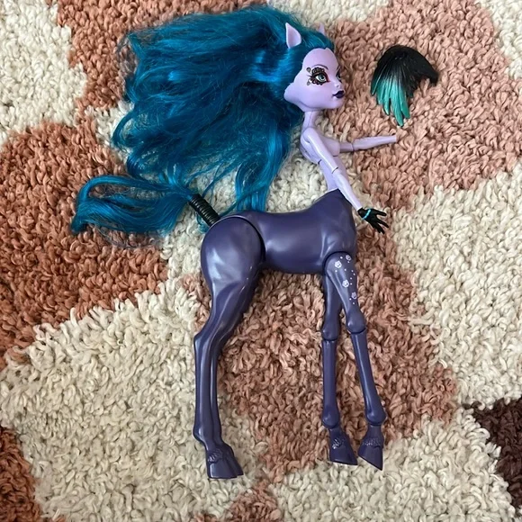 2013 monster high freaky fusions Avea Trotter Missing parts