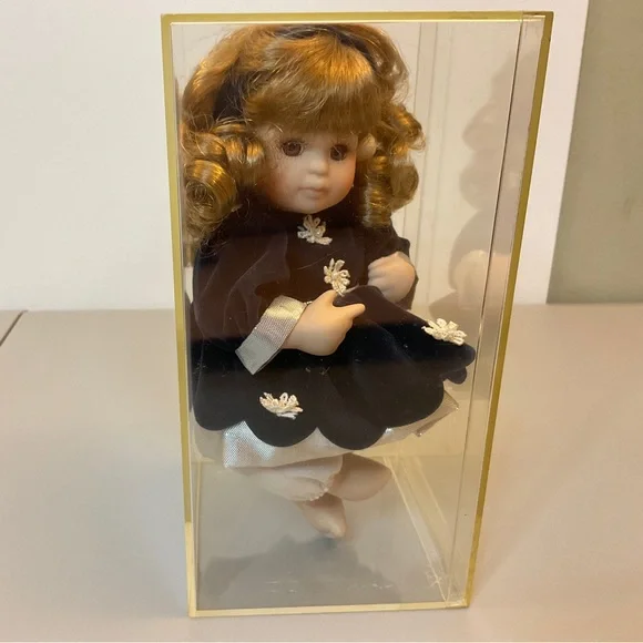 Camella  Garden Collectible  Porcelain‎ Doll  1997