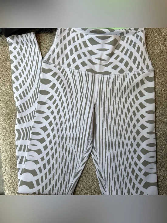 ALO Yoga White & grey striped Geometric High-Rise Leggings