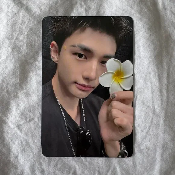 Hyunjin Karma Everline Photocard Flower