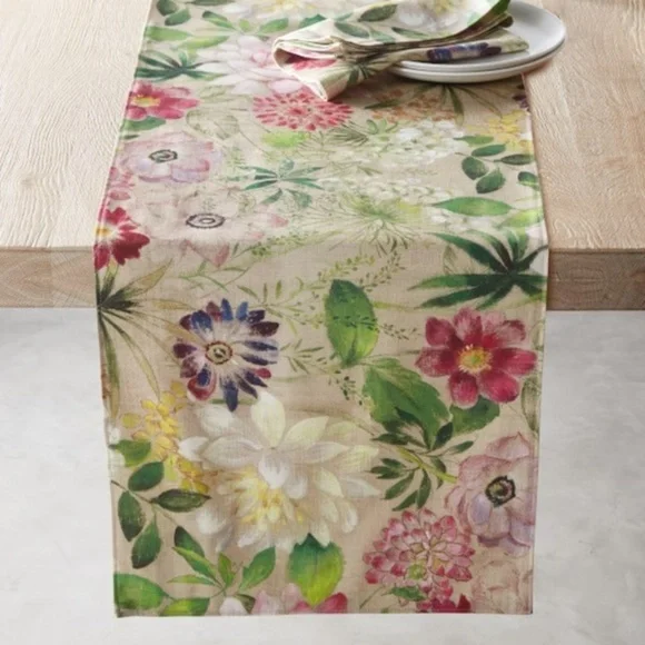 NWT Williams Sonoma La Vie en Rose Table Runner