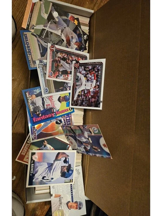 Unsorted Baseball cards -800 count box Random. Commons, Rookies, stars 1988-2026